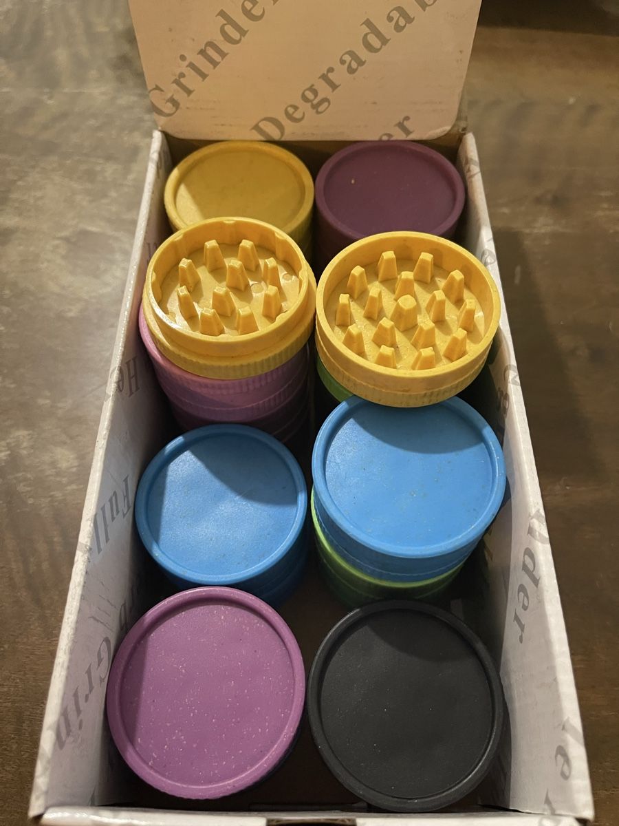 Tabacchi: Lot de 22 broyeurs biodégradables couleurs assorties – Nuovo (secondo la descrizione) da Genève venduto da Yasasa 1