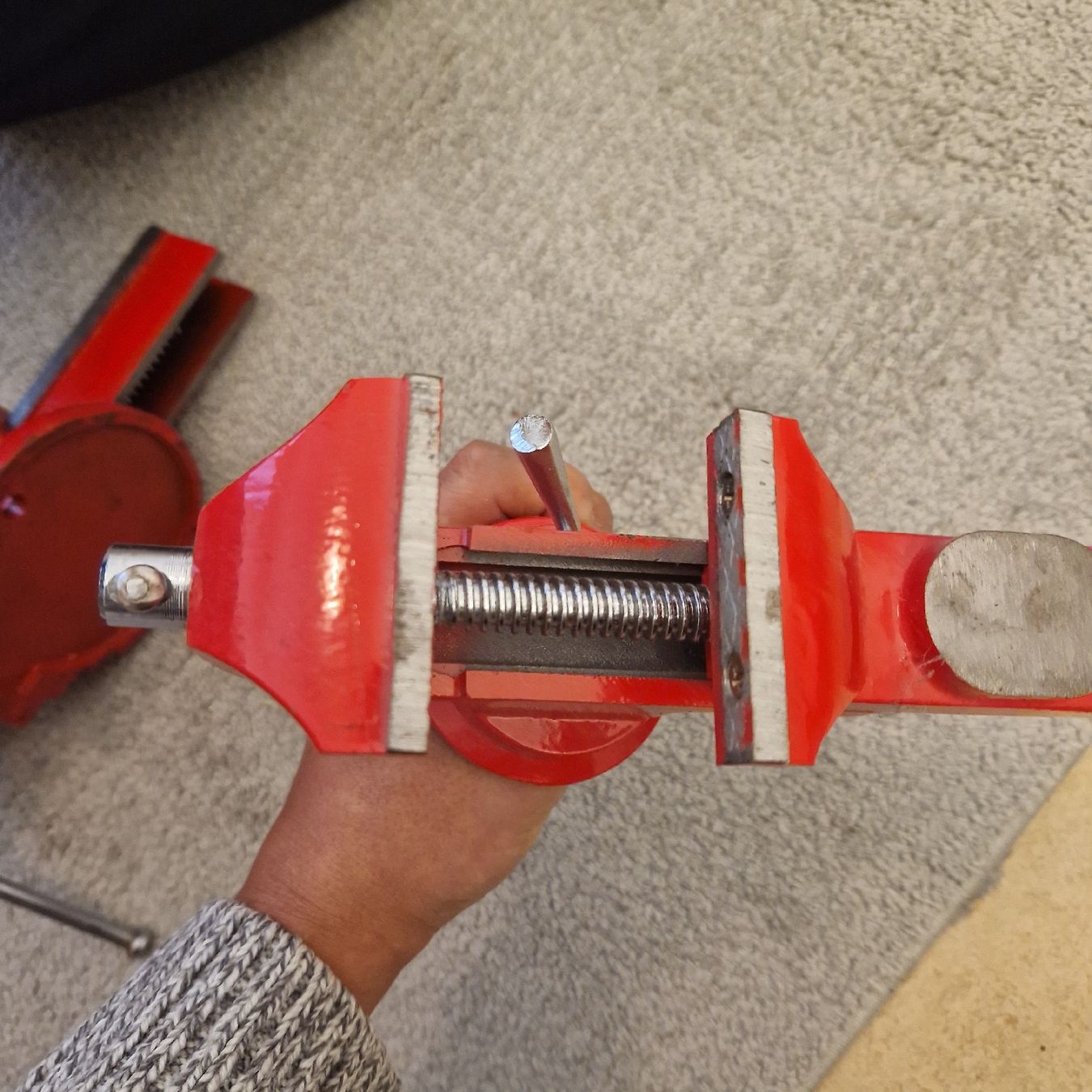 Tutti gli attrezzi: 2 Robust Red Vises for Workshop or Garage – Nuovo (secondo la descrizione) da Rüschlikon venduto da -J05u3- 5