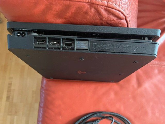 Sony Console: PS4 mit 1 Controller und 6 Spielen – Usato da St.Gallen venduto da yutha5 1