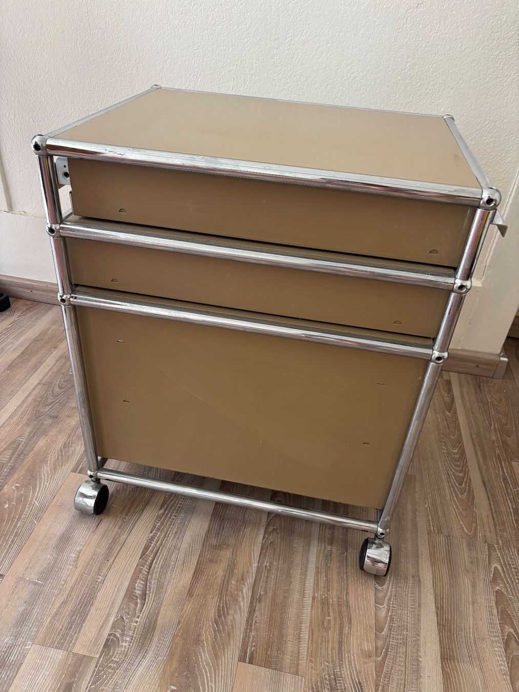 USM Banconi: USM Haller Rollcontainer beige – Usato da Luzern venduto da Joeselling 5