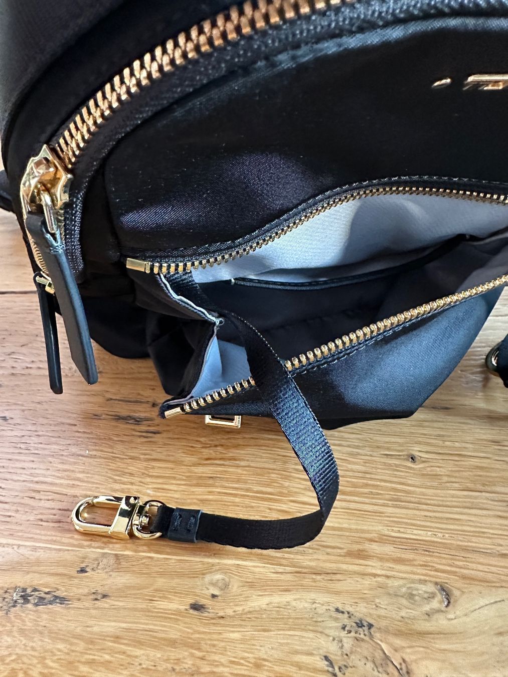 Tumi Rucksäcke: Tumi Rucksack, schwarz / gold – Gebraucht aus Madetswil von Steppenwolf. 2