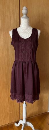 Schickes kurzes Kleid dunkelrot mit Perlen bestickt Gr 38
