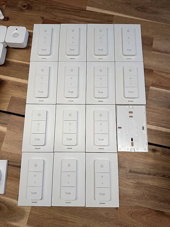 Philips Sistema di controllo: Philips Hue Dimmer Dimm Switch v2 (14 Stück) – Usato da Solothurn venduto da Niyzuh