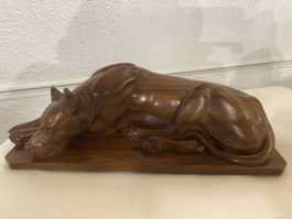 FIGUR LIEGENDER HUND  „ BRIENZERSCHNITZEREI“  H.HUGGLER SIG.