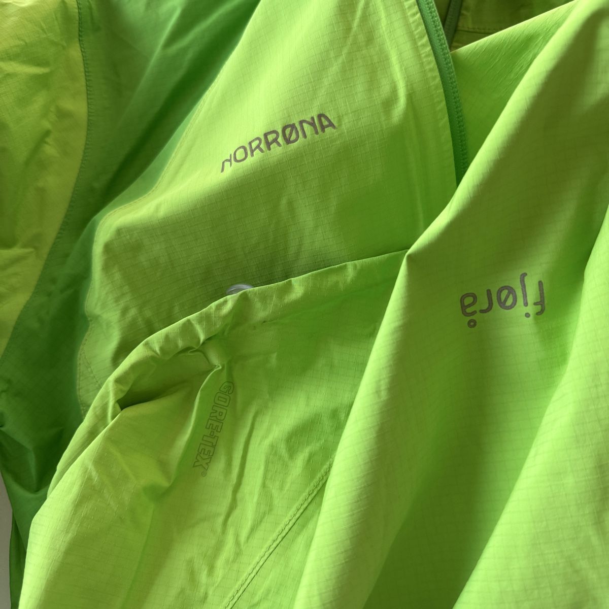 Norrøna Giacche: NORRONA Fjora New GORE-TEX Jacket – Nuovo (secondo la descrizione) da Emmen venduto da Colette-Juliette 8