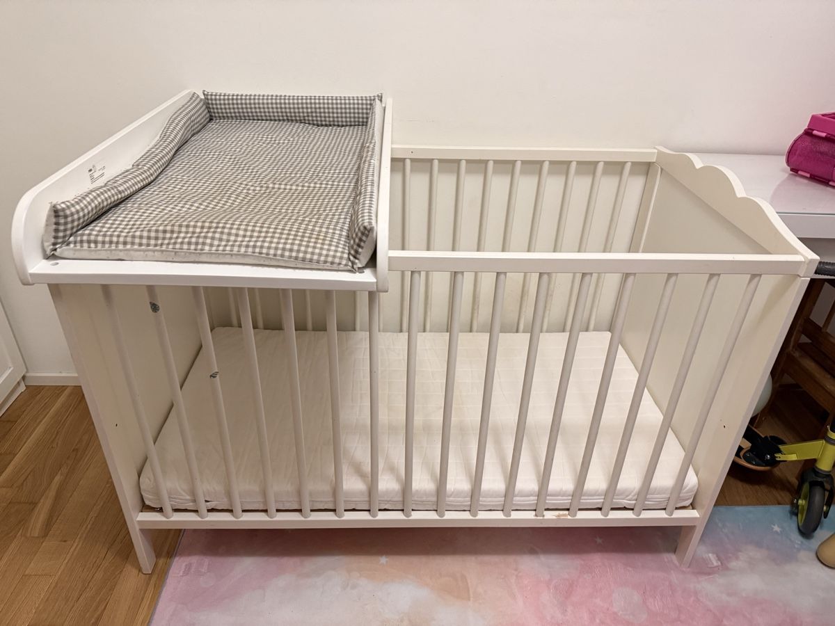 Letti: Babybett mit Wickelaufsatz  – Usato da Zuchwil venduto da and_v7qq 1