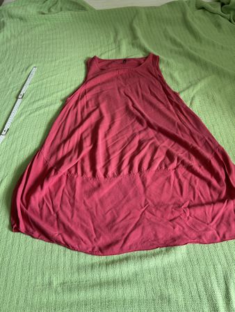 Hübscher roter Sommerkleid