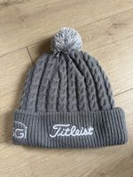Bonnet Titleist ASG gris avec pompon en maille torsadée