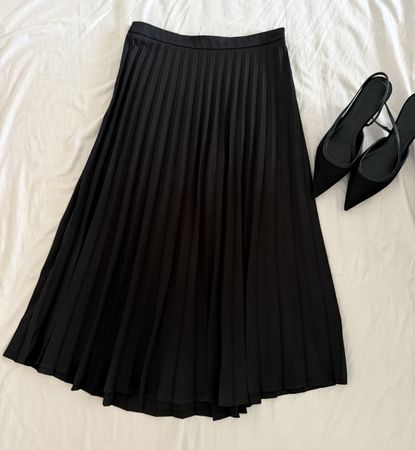 Chic Black Pleated Midi Skirt for Fall/Winter 45 Characters