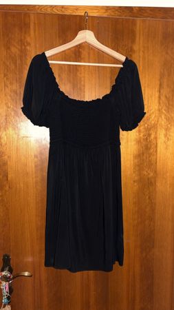 Robe courte noire avec manches bouffantes