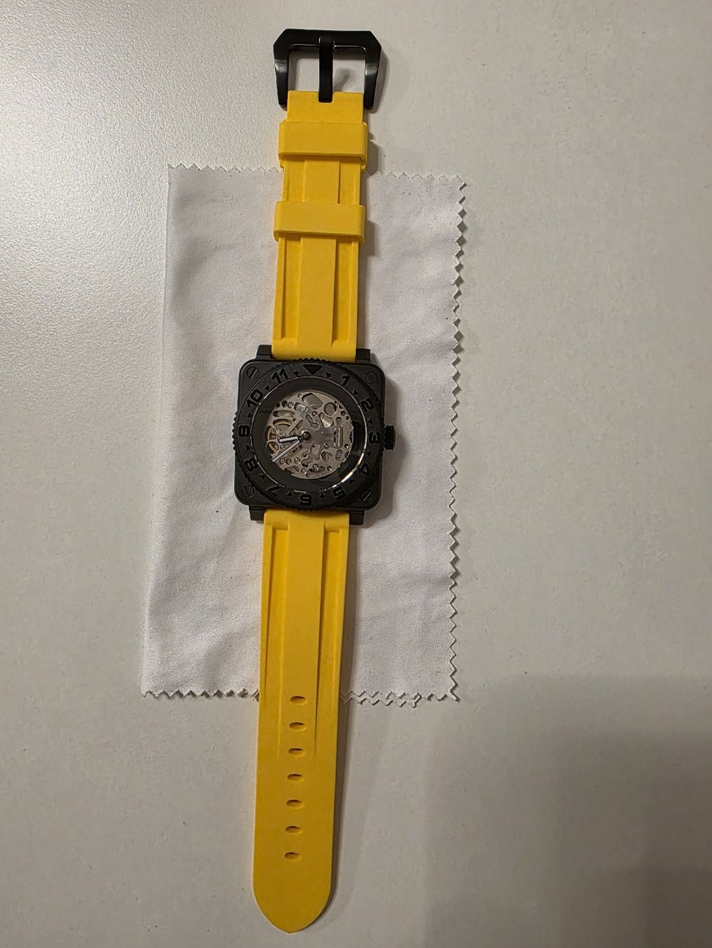 Montres: Quadratische mechanische Skelettuhr, Schwarz, Gelb – Neuf (Voir description) à Dietikon par johnstrupi