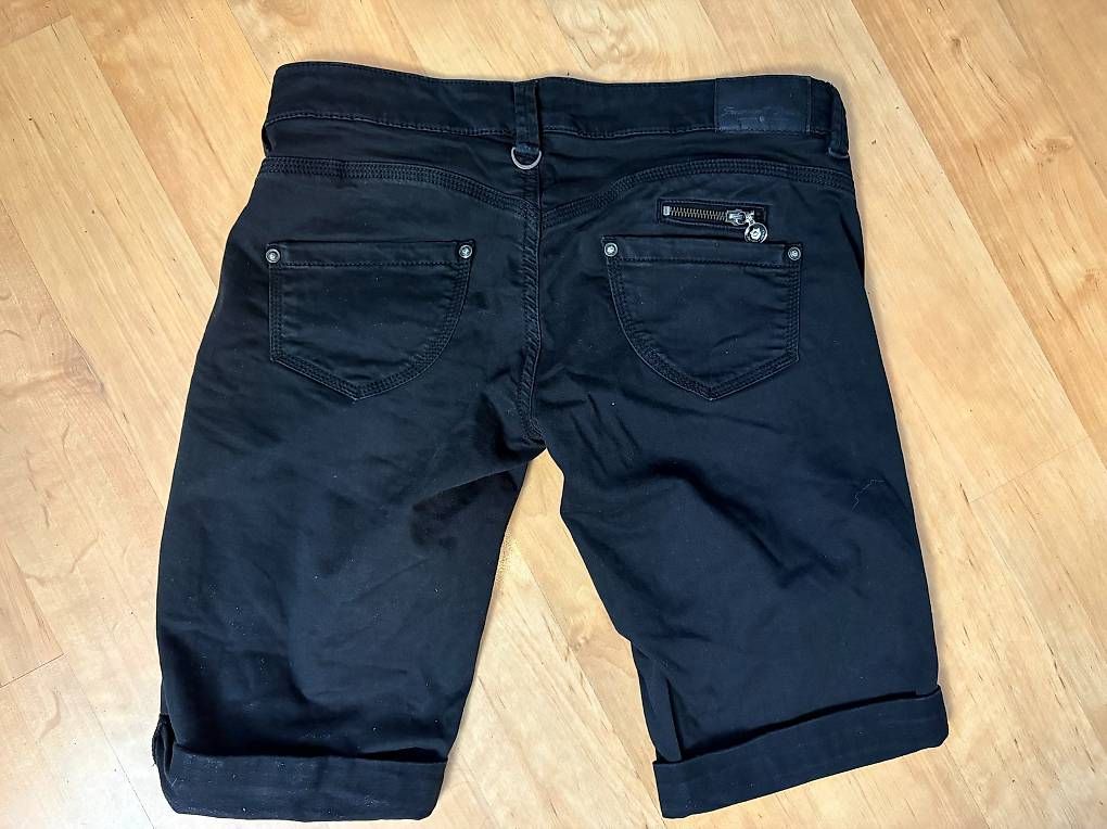 Hosen: Schwarze Freeman Shorts Gr. 26 – Gebraucht aus Willisau von ani_gtk8 2