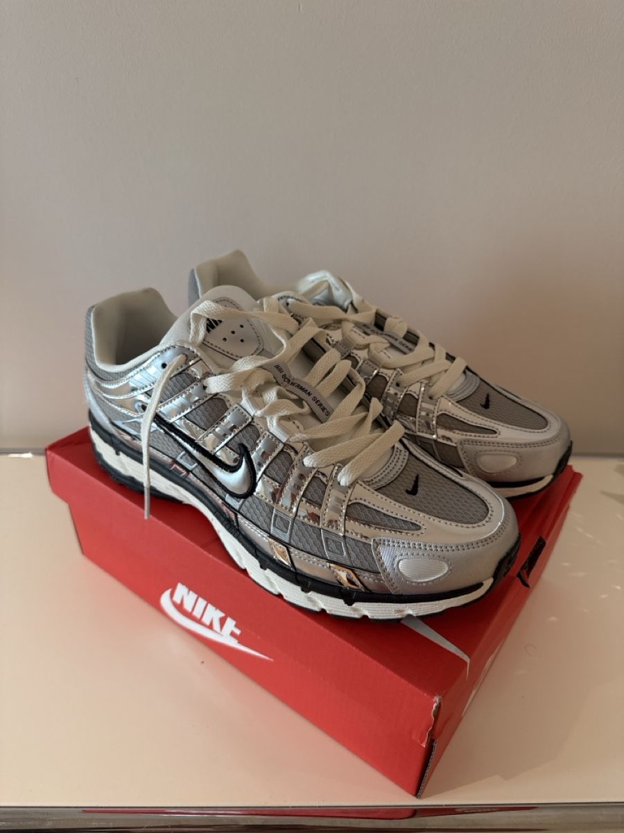Nike Scarpe da uomo: Nike P-6000 Sneaker Silber / Chrom – Nuovo e nell'imballaggio originale da Rorschach venduto da VE5PA 1
