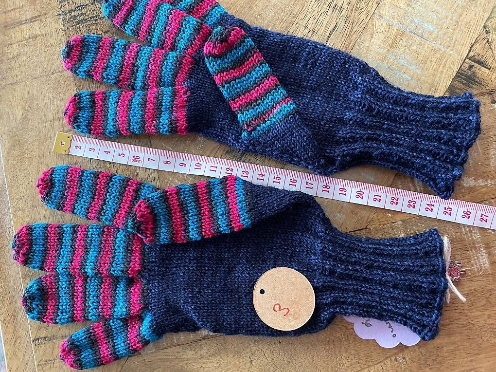 Guanti & manicotti: Fingerhandschuhe handgestrickt Merino  – Nuovo e nell'imballaggio originale da Liestal venduto da Strigg-Grossmami 2