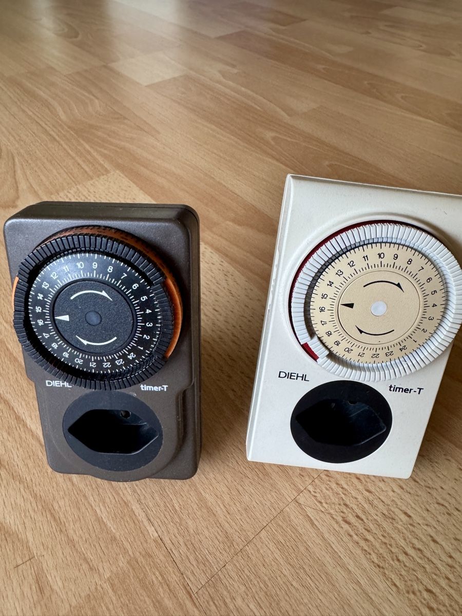 Spine: 2x DIEHL timer-T mechanische Steckdosentimer – Usato da Zürich venduto da pilatus777