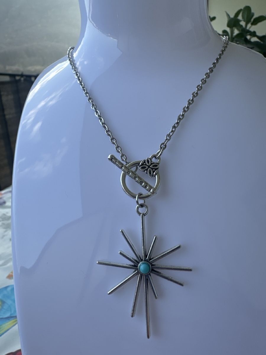Catenine: Silver Tone Starburst Pendant Necklace, Toggle Clasp – Nuovo (secondo la descrizione) da Bouveret venduto da dou_g8q7 5