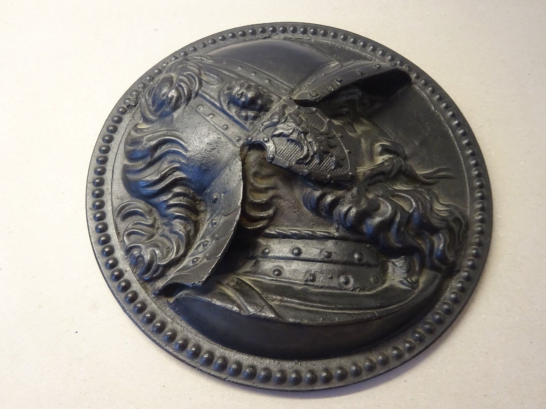 Sculture & Statue: Antikes Eisenrelief Krieger Helm – Usato da Esslingen venduto da eintagammeer 1