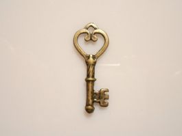 1 Stk.Schlüssel kl., Messing Schmuckanhänger/-Teil.Twint:Ja.