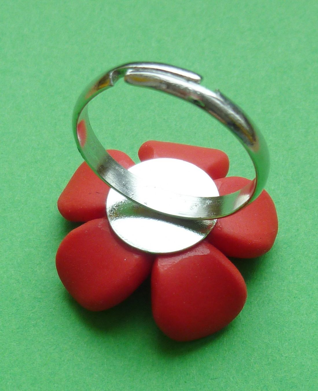 Anelli: Cooler Ring mit roter Fimoblume – Nuovo (secondo la descrizione) da St.Gallen venduto da Paddington11 3