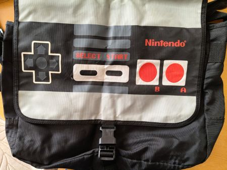 Nintendo NES Controller Schultertasche