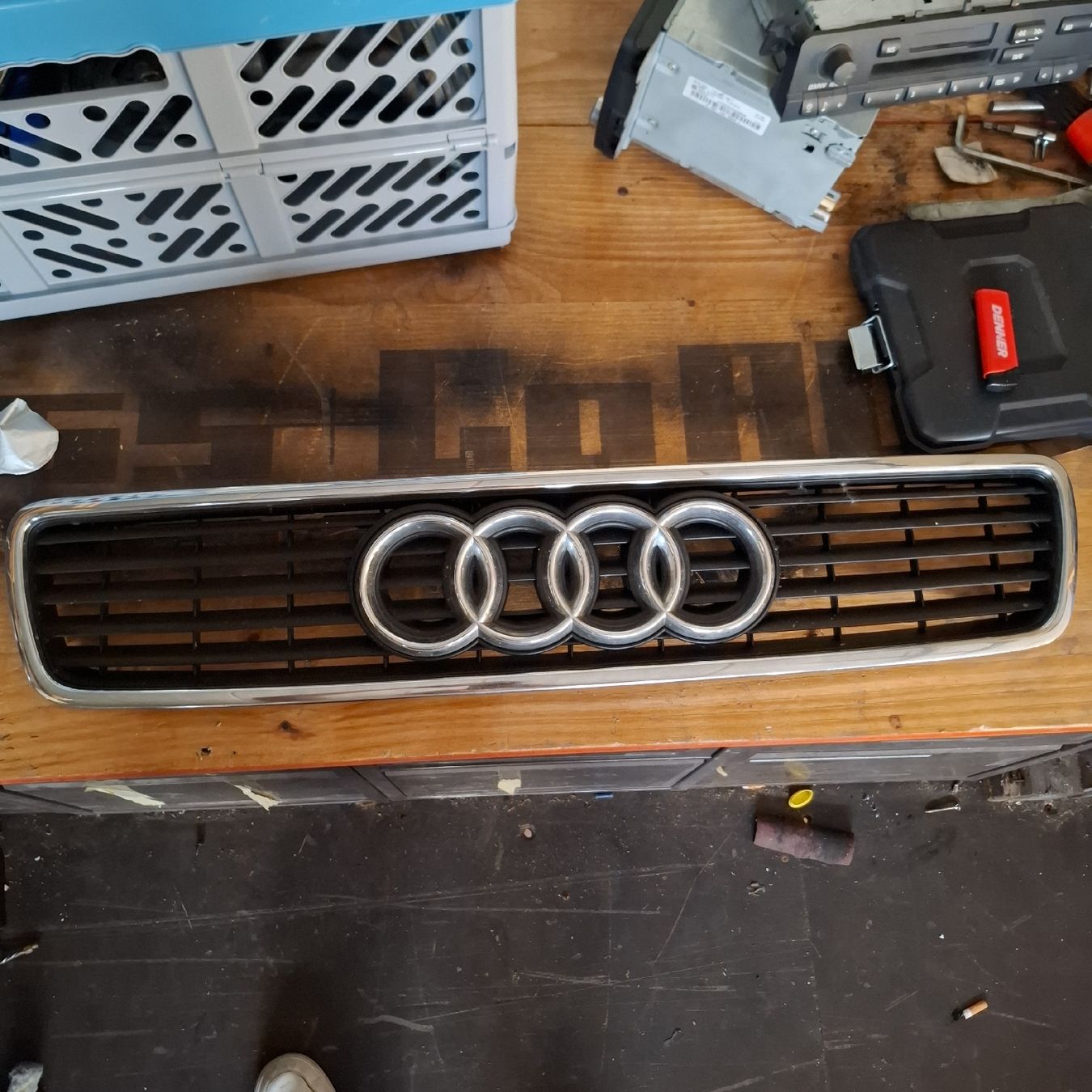 Audi Tutti pezzi di ricambio auto: Audi A4 B5 Kühlergrill OEM – Usato da Teufenthal AG venduto da Leslie_marc1