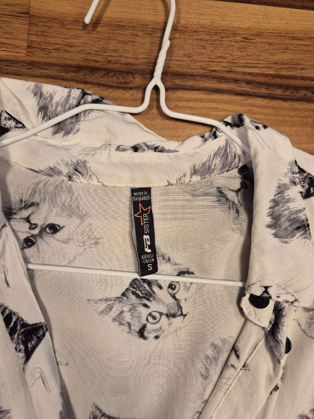 Camicette: Bluse mit Katzenmotiv – Usato da Schlieren venduto da nat_76vd 1