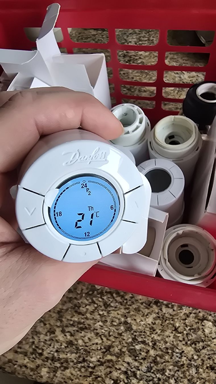 Radiatori: Danfoss Thermostatköpfe automatisch – Usato da Schüpfen venduto da Oblivion2013 4