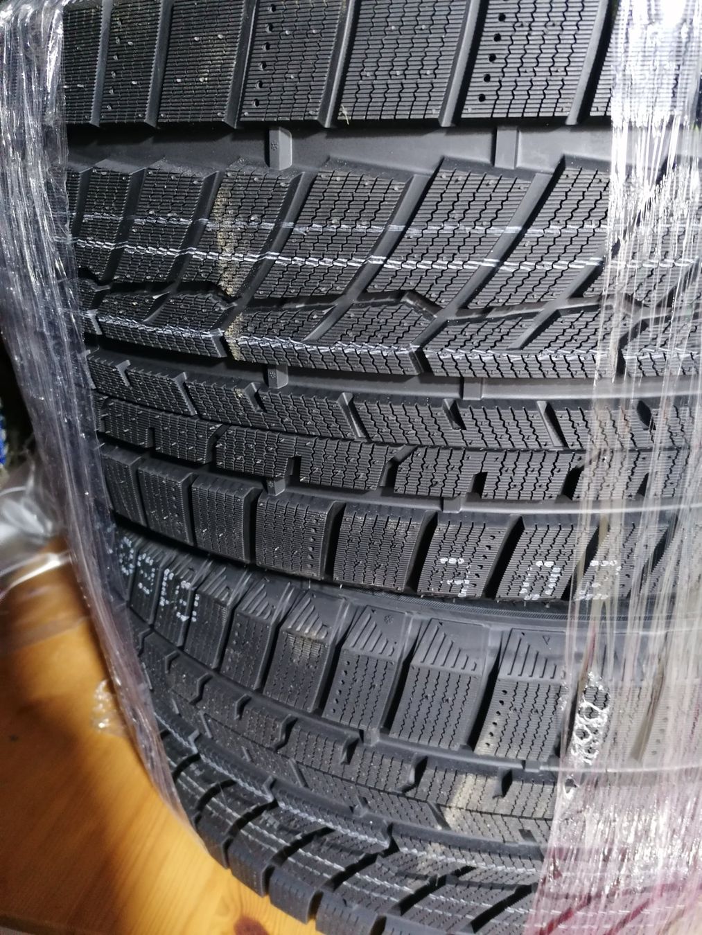 Pneumatici & Ruote complete: 4x Pneu M+S 245/40R18. neufertig. – Usato da Biel / bienne venduto da Sarouch9 2