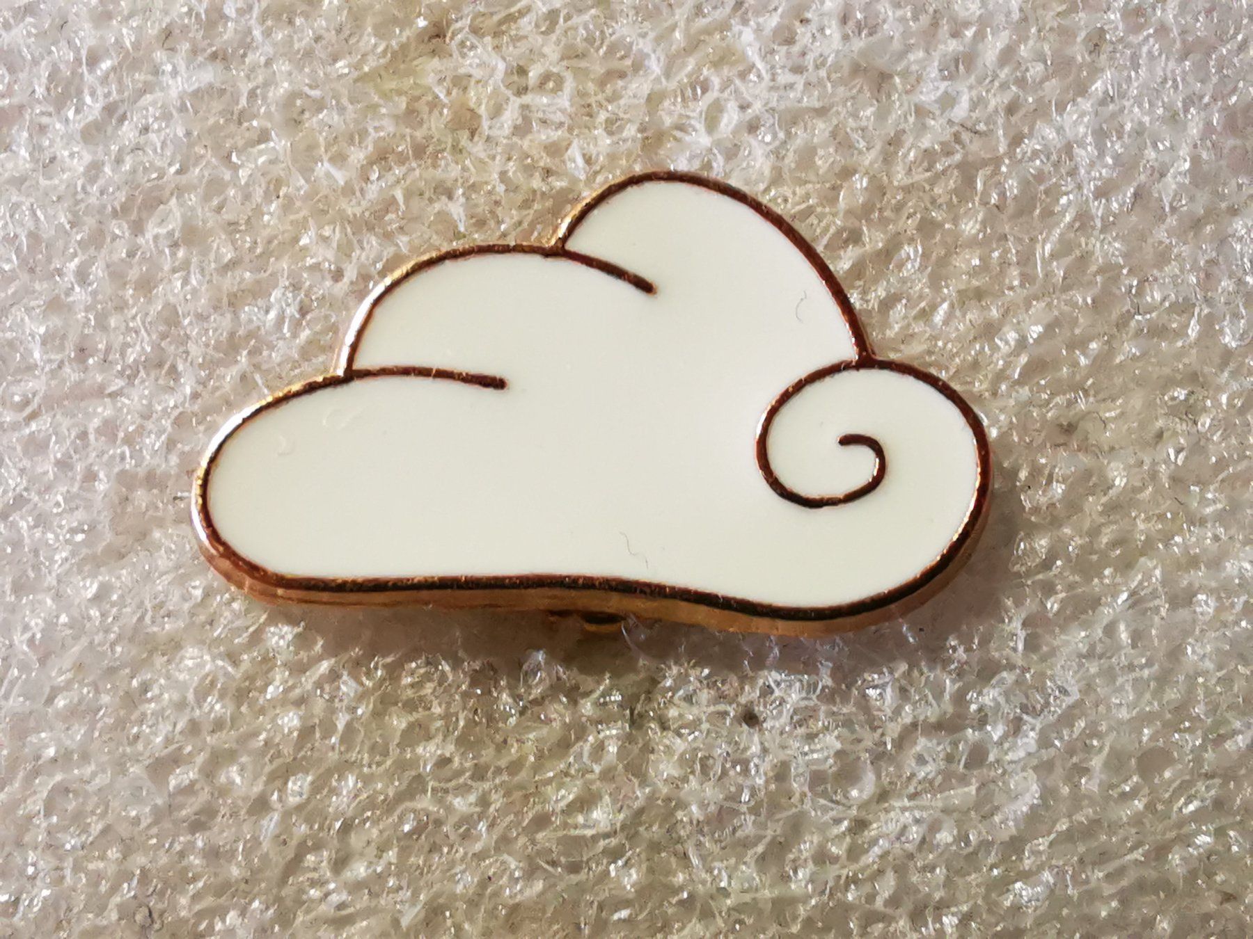 Placchette & Badge: Ansteckpin 87: Wolke – Usato da Oppligen venduto da Pin-Fall-Shop