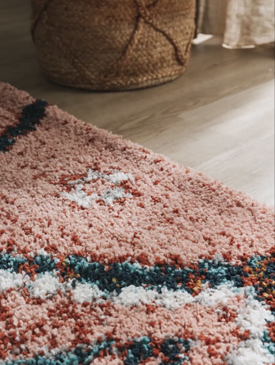Teppiche: Teppich rosa mit geometrischem Muster fast neu – Neu (gemäss Beschreibung) aus Basel von romaeasmil 3