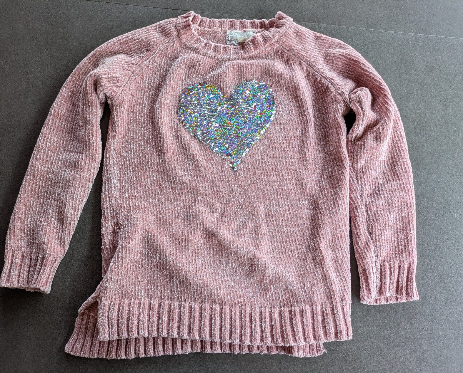 Pullover & Sweatshirts: Pullover von btween mit Pailettenherz, Grösse 140 – Gebraucht aus Kölliken von mic_9n9d 1