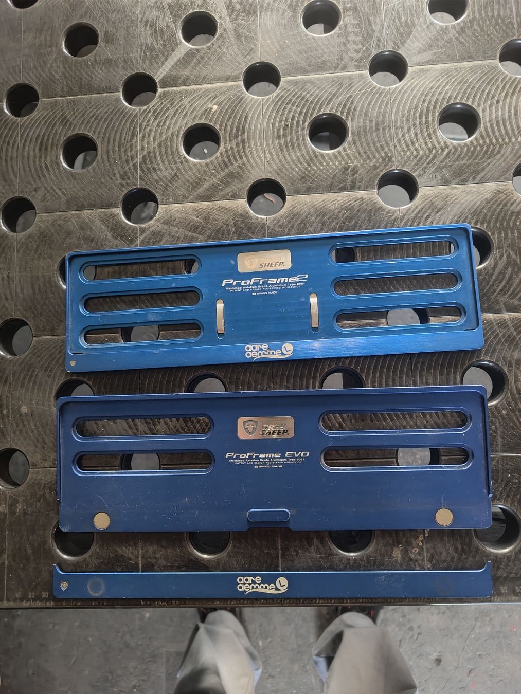 Wandhalterungen: 2  Kennzeichenhalter pro frame 2 für vorne klein nummerhalte – Gebraucht aus Attiswil von JP1291