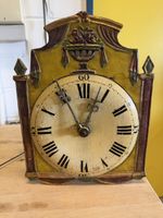 Wanduhr antik mit Pendel und Gewichten 