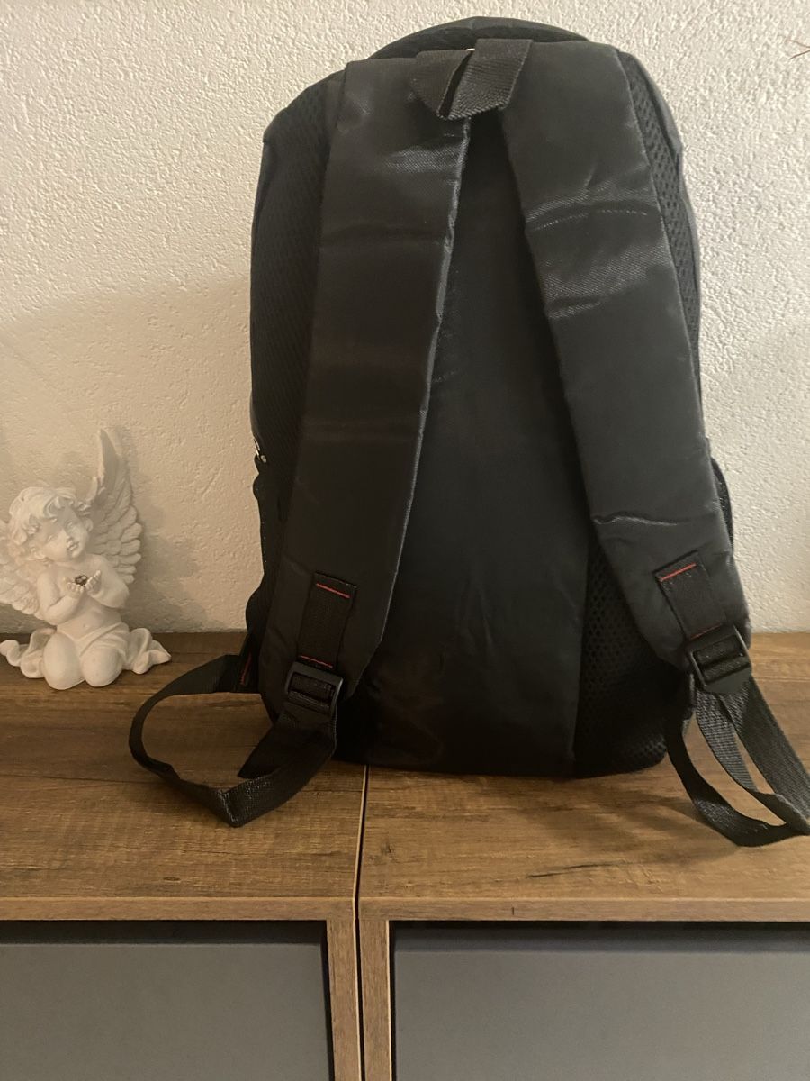 Zaini: Schwarzer Rucksack mit Serbien-Logo – Nuovo (secondo la descrizione) da Wald ZH venduto da Slaste 1