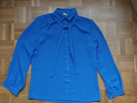 Chemisier bleu avec lacet/Bluse blau mit Spitze