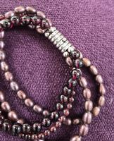 Elegantes Armband mit Süsswasserperlen und Granat, 925 Sil.