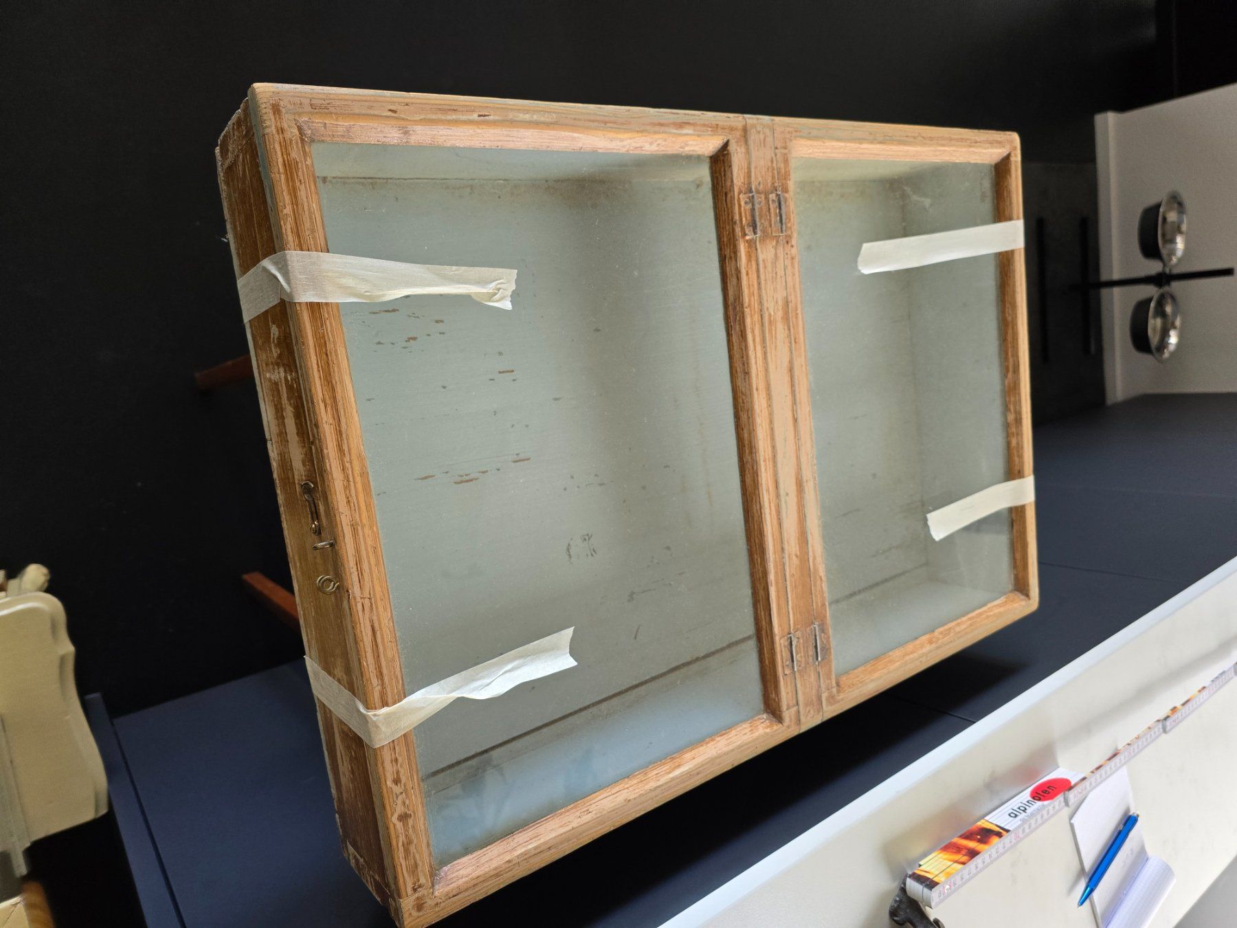 Vetrine: Tisch- oder Hängevitrine, Glasdeckel, H12 / B56 / T44_1antik – Usato da Linden venduto da Rsushi