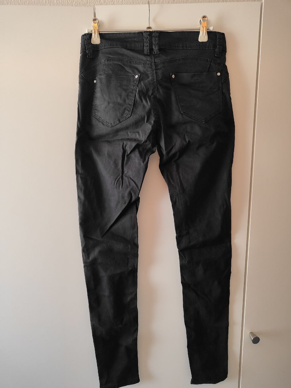Jeans: schwarze Jeans 36 – D'occasion à Einsiedeln par TheMullets_wife 1