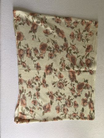 H&M écharpe fleurie douce et chaude, taille unique.