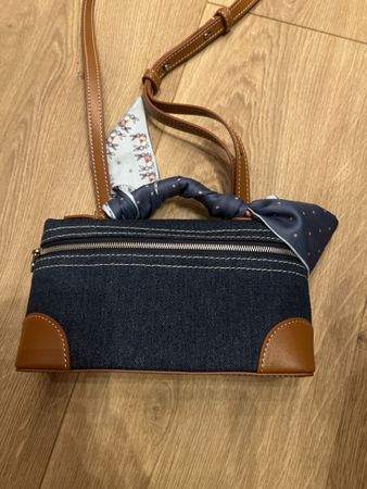 Süsse Umhängetasche im Jeans Look mit Seidentuch Detail!