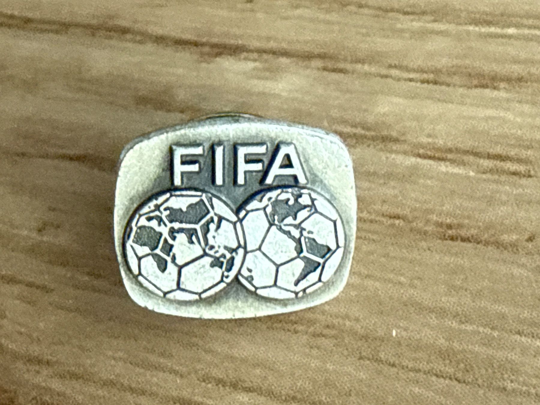 Fifa Plaketten & Abzeichen: Pin FIFA – Gebraucht aus Glattbrugg von Schweigmatt