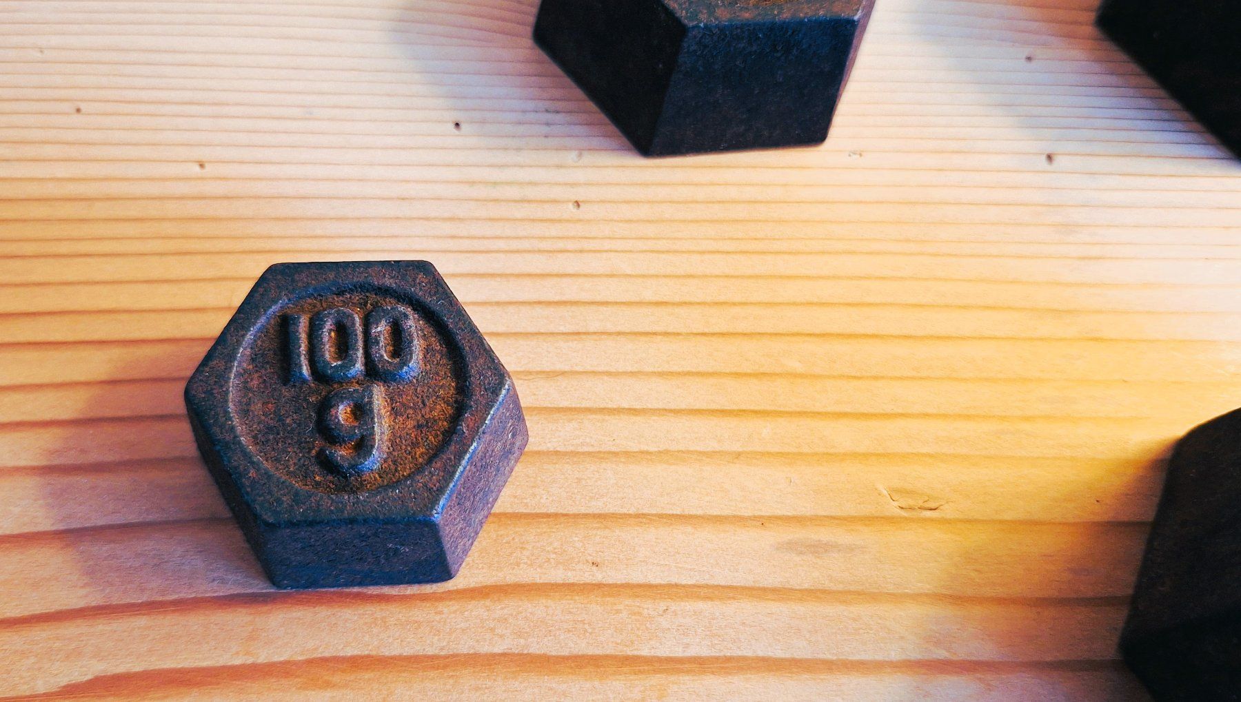 Bilance e pesi: Gewichtsstein 100 Gramm, antik, ab 1.- – Usato da Winterthur venduto da chvch 1