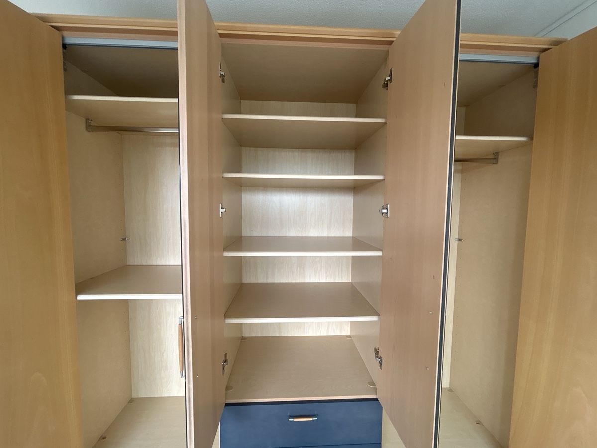 Armadi: Grosser Kleiderschrank mit Spiegel, guter Zustand – Usato da Gwatt (Thun) venduto da Rahel_Lynn 1