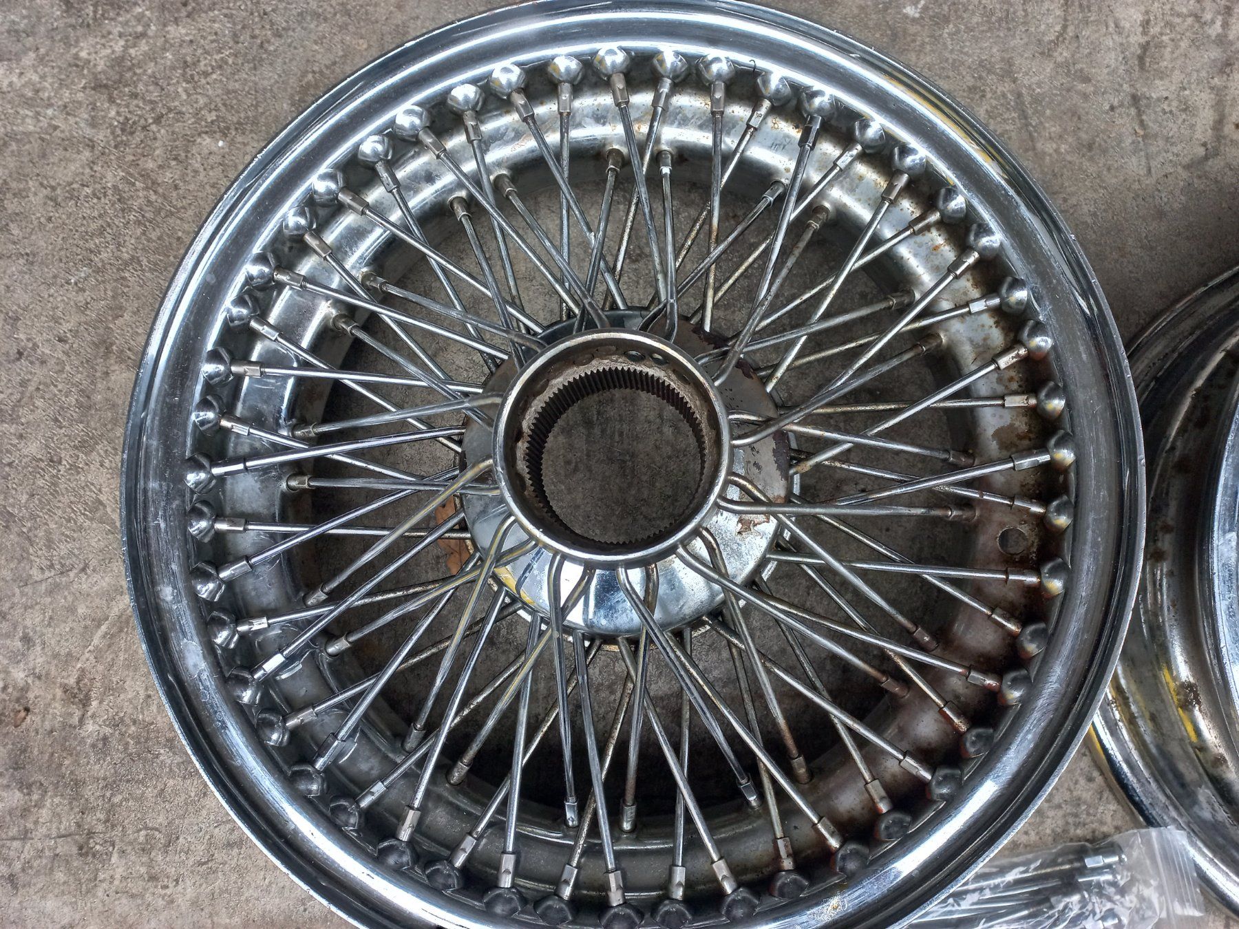 Jaguar Cerchioni: 2 Oldtimer 5x15 " Speichenfelgen Verchromt vermutl. Jaguar ? – Usato da CH - DULLIKEN venduto da swissclassicparts 1