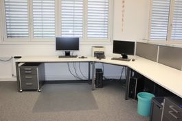 Bürotischgarnitur mit Korpus und zwei Roll-Container