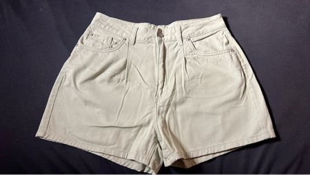 Sommerliche Khaki Shorts - Ideal für warme Tage! Grösse 40