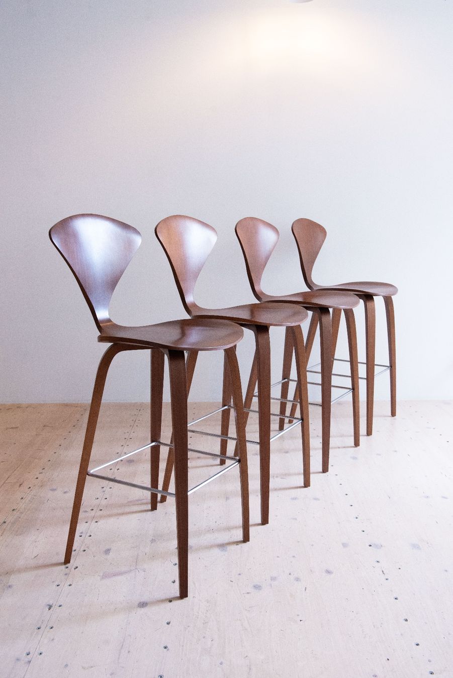 Stühle: Set of 4 Norman Cherner Bar Stools Walnut – Gebraucht aus Zürich von heydaymoebel 6