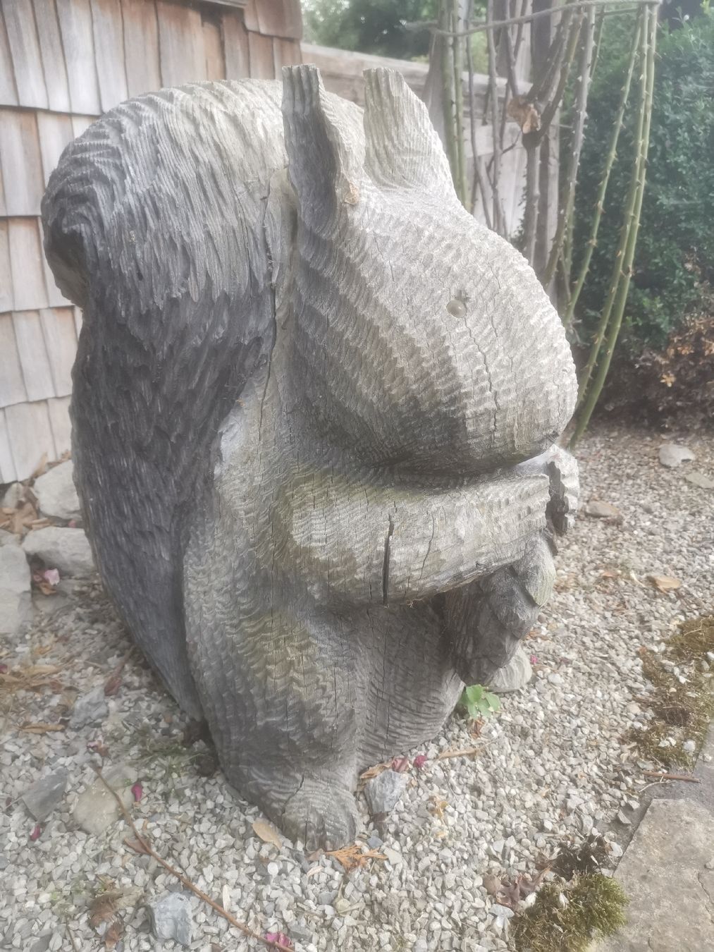 Skulpturen & Statuen: Holzskulptur Eichhörnchen gusseiserner Deko Garten – Gebraucht aus Rüschegg Heubach von link1980 1