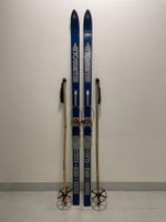 Ski (F 1), fahrbare Holzski ca.1960 ohne Kanten mit Stöcken