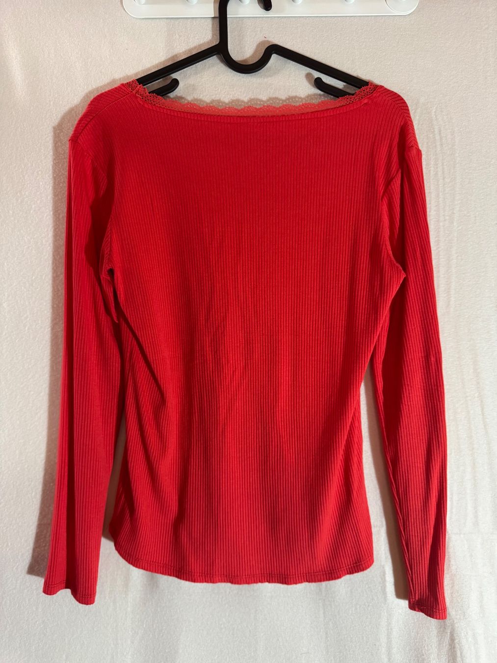 Pulls & Sweat-shirts: Schöner roter Pullover mit Spitzenrand – D'occasion à Grosswangen par second_hand_dress 6
